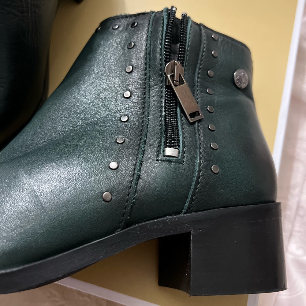 BRAND NEW genuine Leather boots made in Portugal. Size 5.5us.